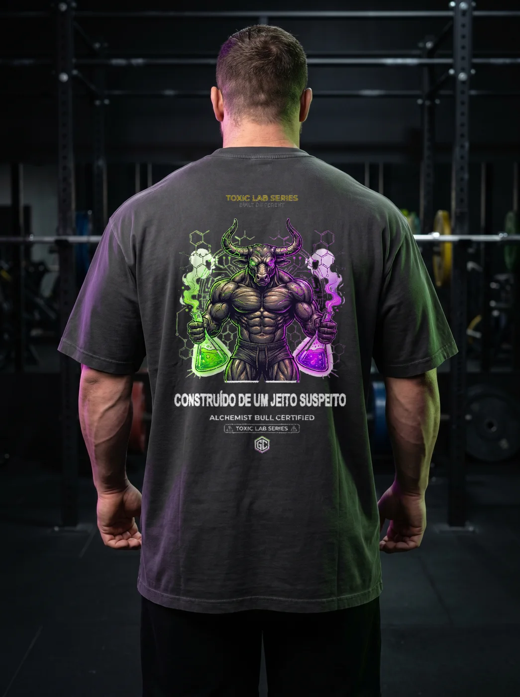 Built Under Questionable Circumstances — camiseta oversized preta de treino, estampa grande nas costas que aguenta as lavagens