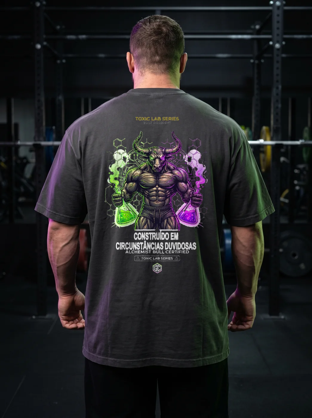 Built Under Questionable Circumstances — t-shirt oversize preta de ginásio, estampa grande nas costas que aguenta as lavagens