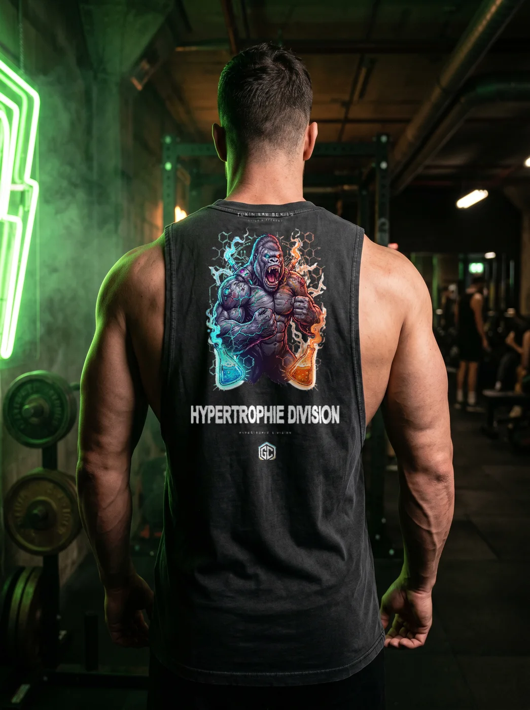 Hypertrophie Division — schwarzes Oversized Muscle Tank, brüllender Gorilla als Rückenprint, Schultern und Arme frei