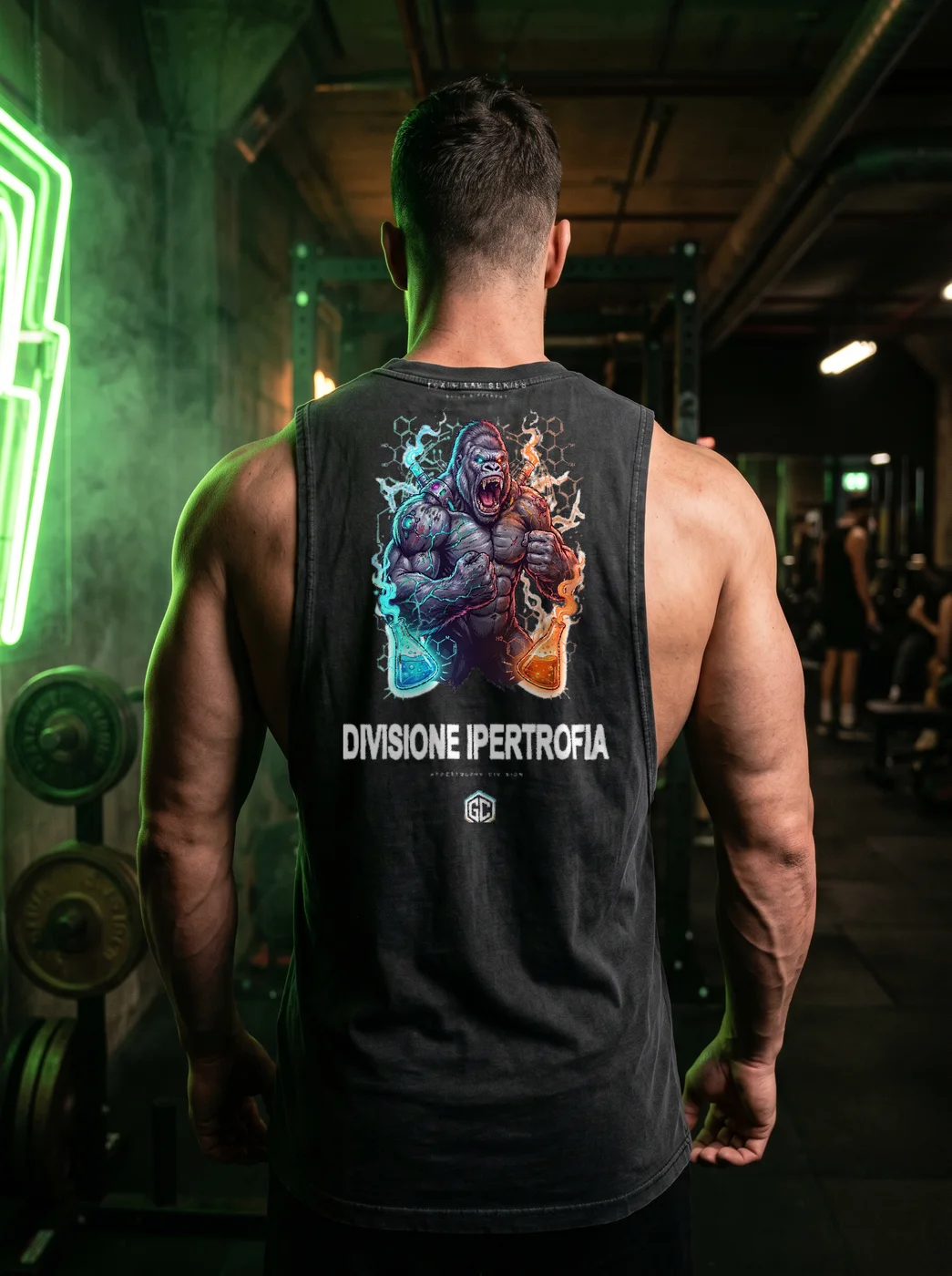 Divisione Ipertrofia — canotta oversize nera, gorilla stampato sul retro, spalle e braccia in vista