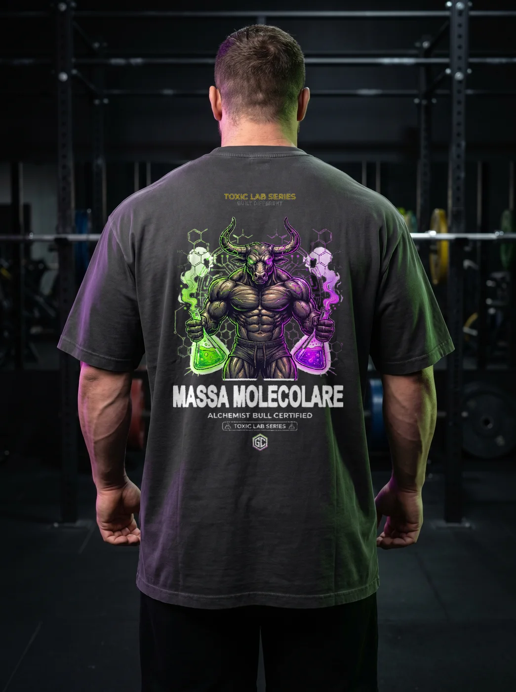 Molecular Mass — tee oversize nera con half-tuck nei pantaloni larghi, look streetwear