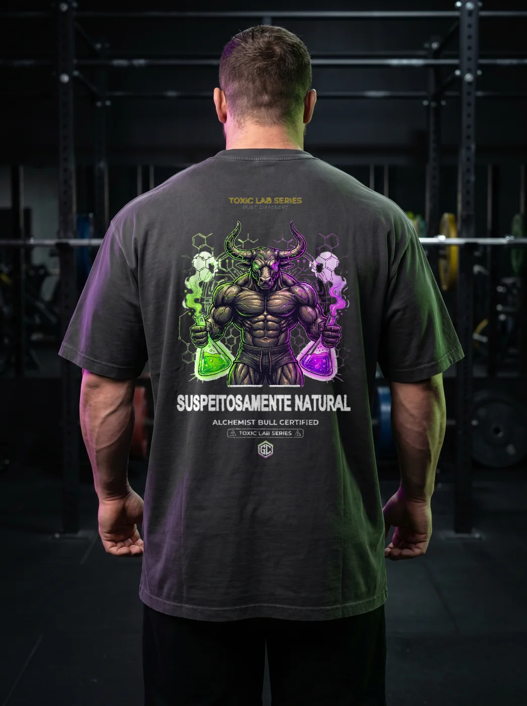 Suspiciously Natural em Faded Black — t-shirt oversize de ginásio, estampa grande nas costas nítida sobre a lavagem escura