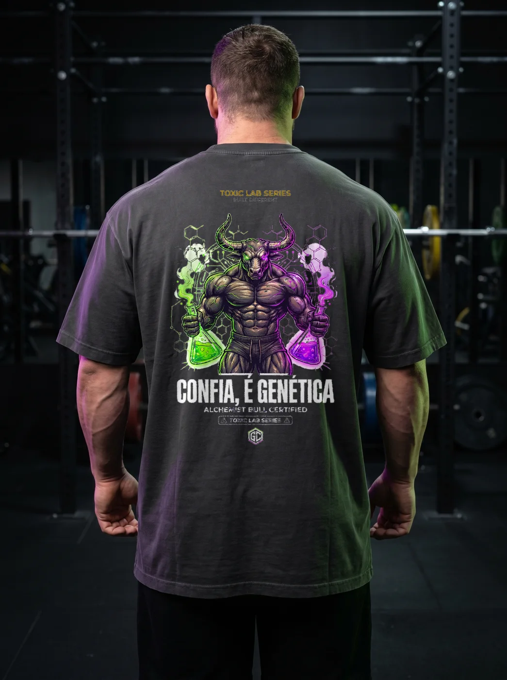 Confia, É Genética — camiseta oversized preta de treino com o Alchemist Bull nas costas