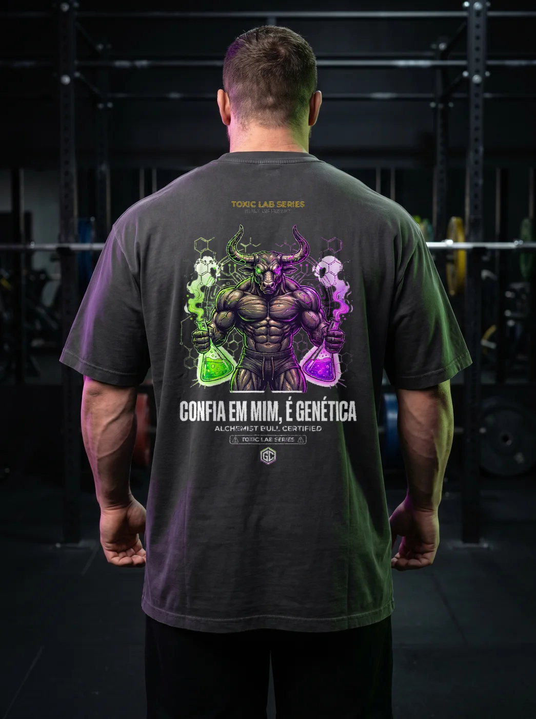 Confia, É Genética — t-shirt oversize preta de ginásio com o Alchemist Bull nas costas